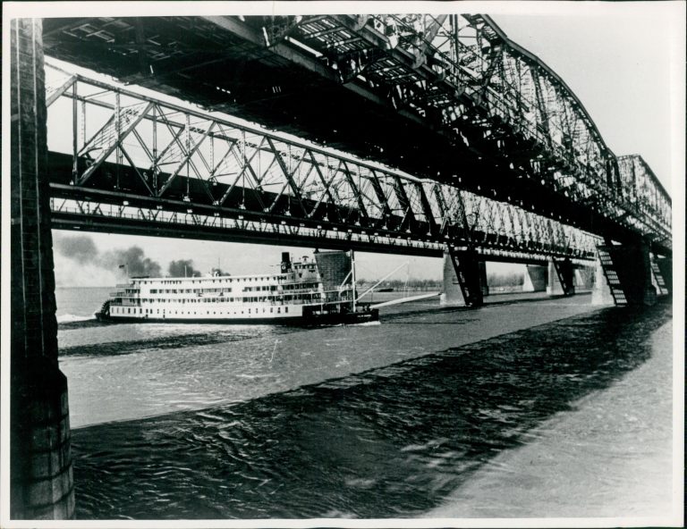 DQ-Memphis-Bridges-1970.-768x592